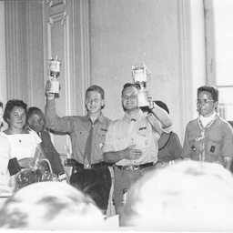 1961-00 Oullins Rathaus Geschenke.jpg