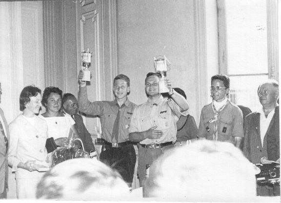 1961-00 Oullins Rathaus Geschenke.jpg